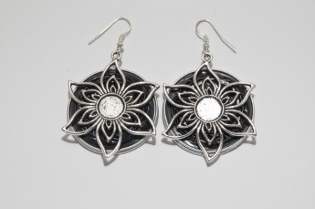 Fekete nagy virágos fülbevaló - Ár: 1.290 Ft